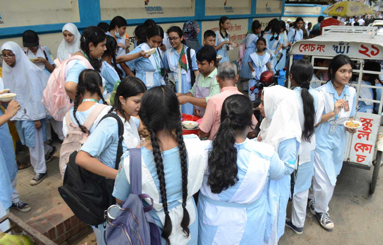 তাপপ্রবাহ ও অন্যান্য কারণে শ্রেণি কার্যক্রম বন্ধ থাকার ফলে যে শিখন ঘাটতি তৈরি হয়েছে, তা পূরণ এবং নতুন শিক্ষাক্রম অনুযায়ী শিখন ফল অর্জনের জন্য পরবর্তী নির্দেশনা না দেওয়া পর্যন্ত শনিবারও শ্রেণি কার্যক্রম চলবে। ছবি: বিপ্লব দীক্ষিত