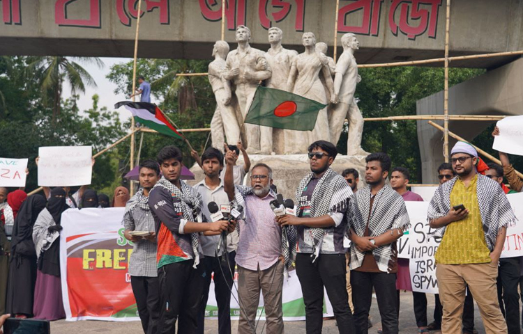 সংহতি সমাবেশে ঢাকা বিশ্ববিদ্যালয়ের আইন বিভাগের অধ্যাপক ড. নাকিব মুহাম্মদ নাসরুল্লাহ বলেন, মানবতায় উদ্বুদ্ধ হয়ে শিক্ষার্থীদের এই আয়োজনে আমি এসেছি। সারাবিশ্বের নিপীড়িত নির্যাতিত ফিলিস্তিনিদের পক্ষে দাঁড়াতে এখানে এসেছি। ফিলিস্তিনের গাজায় যে হত্যাযজ্ঞ চলছে, তা অতীতের যেকোনো নির্মমতাকে হার মানিয়েছে। ছবি: হাসান আলী