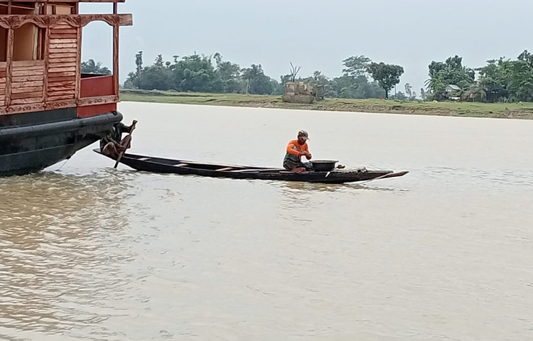 তবে এখনই সুনামগঞ্জে বড় ধরনের বন্যার কোনো শঙ্কা নেই। কারণ এখনো সুনামগঞ্জের হাওরগুলোতে পানি প্রবেশ করেনি। ছবি: লিপসন আহমেদ