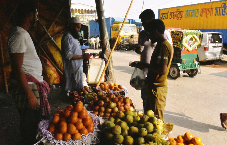প্রথম বাজারে আসা আম তেমন মিষ্টি না হলেও আগ্রহের সঙ্গে কিনে নিচ্ছেন অনেকেই। ছবি: বিপ্লব দীক্ষিত