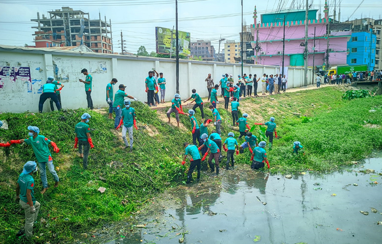 এসময় প্রধান অতিথি ছিলেন বিভাগীয় কমিশনার জাকির হোসেন। আমন্ত্রিত অতিথি ছিলেন রংপুর রেঞ্জ ডিআইজি আব্দুল বাতেন। ছবি: জিতু কবীর