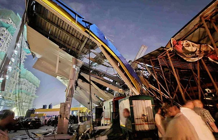 জানা গেছে, স্থানীয় সময় সোমবার ৭০ মিটার দীর্ঘ এবং ৫০ মিটার প্রশস্ত একটি বিলবোর্ড বেশ কিছু বাড়ি এবং একটি পেট্রোল স্টেশনের ওপর পড়েছে। ছবি: সংগৃহীত