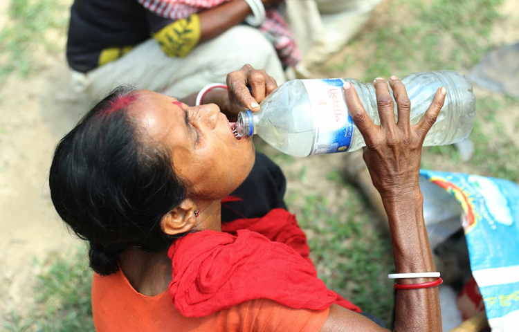 কাজের ফাঁকে তৃষ্ণা মেটাচ্ছেন ক্লান্ত শ্রমিক। ছবি: মাহবুব আলম