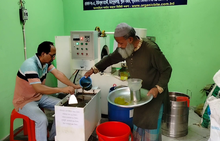 জানা যায়, পটুয়াখালী সদর উপজেলার বদরপুর ইউনিয়নের শিয়ালী গ্রামে এবার ১২০ বিঘা জমিতে একসাথে সূর্যমুখী আবাদ করেছেন ৩৪ জন কৃষক। তাদের সংগঠিত করে প্রশিক্ষণ দেওয়ার পাশাপাশি দেওয়া হয়েছে উন্নতমানের বীজ ও জৈবসার (ভার্মি কম্পোস্ট)। ছবি: আব্দুস সালাম আরিফ