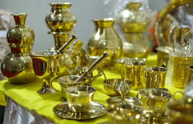 মেলার অন্যতম আকর্ষণ কাসা ও পিতলের তৈরি তৈজসপত্র। ছবি: মাহবুব আলম