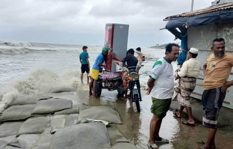 একই সঙ্গে পটুয়াখালীর কলাপাড়া উপকূলীয় এলাকার ঝুঁকিপূর্ণ দোকানপাট ও বাসাবাড়ির মালামাল সরিয়ে নেওয়া হচ্ছে। ছবি: আসাদুজ্জামান মিরাজ