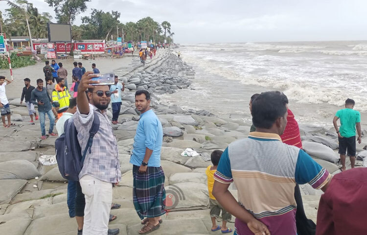 অনেকেই ব্যস্ত ফেসবুক লাইভ করতে। ছবি: আসাদুজ্জামান মিরাজ