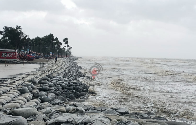 এ পরিস্থিতিতে পায়রা ও মোংলা সমুদ্র বন্দরকে ১০ নম্বর মহাবিপদ সংকেত দেখিয়ে যেতে বলা হয়েছে। উপকূলীয় জেলা খুলনা, সাতক্ষীরা, বাগেরহাট, পিরোজপুর, ঝালকাঠি, বরগুনা, বরিশাল, ভোলা, পটুয়াখালী এবং তাদের অদূরবর্তী দ্বীপ ও চরসমূহ ১০ (দশ) নম্বর মহাবিপদ সংকেতের আওতায় থাকবে। ছবি: আসাদুজ্জামান মিরাজ