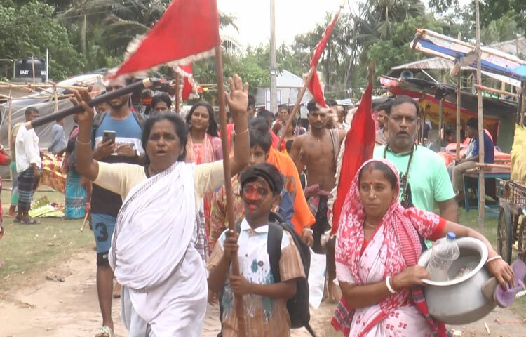 আজ সকাল থেকেই দলে দলে জয় ডংকা ও নানা রকমের বাদ্যযন্ত্র বাজিয়ে জয় হরিবল ও জয়বাবা গণেশ পাগল ধ্বনি করতে করতে দেশের বিভিন্ন স্থান থেকে সাধু সন্ন্যাসী ও ভক্তবৃন্দ বাস, ট্রাক, ট্রলার ও হেঁটে মেলা প্রাঙ্গণে আসতে শুরু করেছেন। ছবি: আয়শা সিদ্দিকা আকাশী
