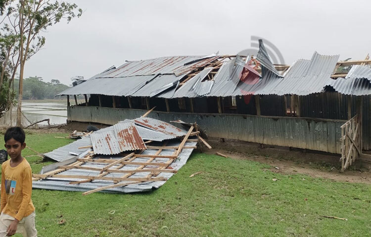 ভেঙে হেলে পড়েছে টিনের বেড়া। ছবি: আসাদুজ্জামান মিরাজ