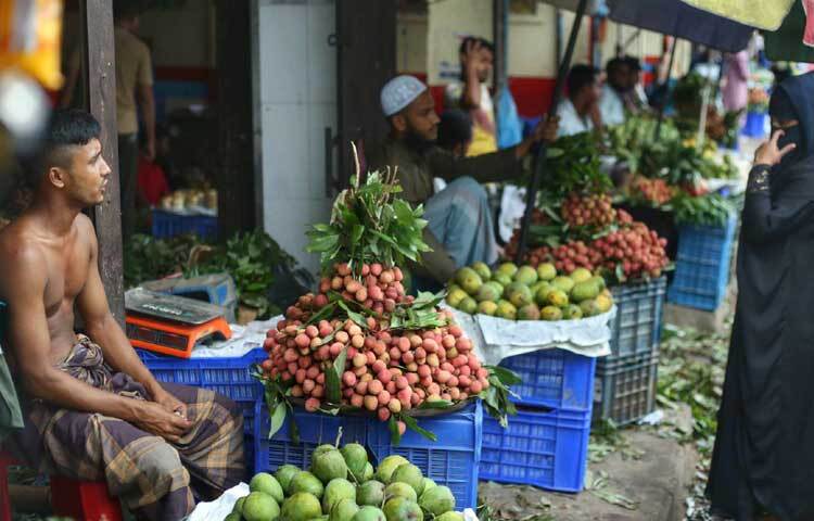 সদরঘাটের বাদামতলী ফলের আড়তে বিক্রি হচ্ছে রসালো লিচু। ছবি: মাহবুব আলম