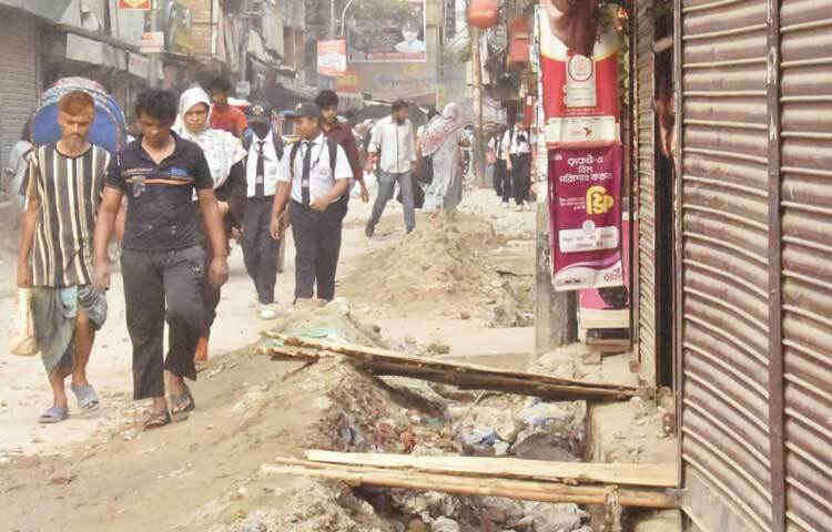 খোঁড়াখুঁড়ির কারণে প্রতিনিয়তই দুর্ভোগ পোহাচ্ছেন এলাকাবাসী ও পথচারীরা। ছবি: বিপ্লব দীক্ষিত