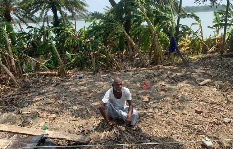 সব হারিয়ে নিঃস্ব বৃদ্ধ। ছবি: আরিফুর রহমান