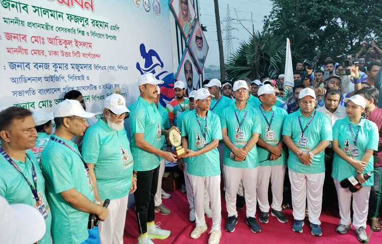 বর্ণিল আয়োজনে ‘জয় বাংলা ম্যারাথন-২০২৪’ শিরোনামে হাফ ম্যারাথন প্রতিযোগিতা সম্পন্ন হয়েছে। পুলিশ অ্যাথলেটিকস ও সাইক্লিং ক্লাবের আয়োজনে আজ ভোর ৫টায় রাজধানীর হাতিরঝিলে এ প্রতিযোগিতা হয়। ছবি: জাগো নিউজ