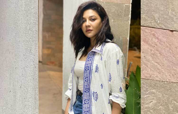 ক্যাপশনে লিখেছেন, ‘পোস্ট শুটিং পোজ। আমার প্রিয় চ্যাম্প।’ ছবি: ফেসবুক থেকে