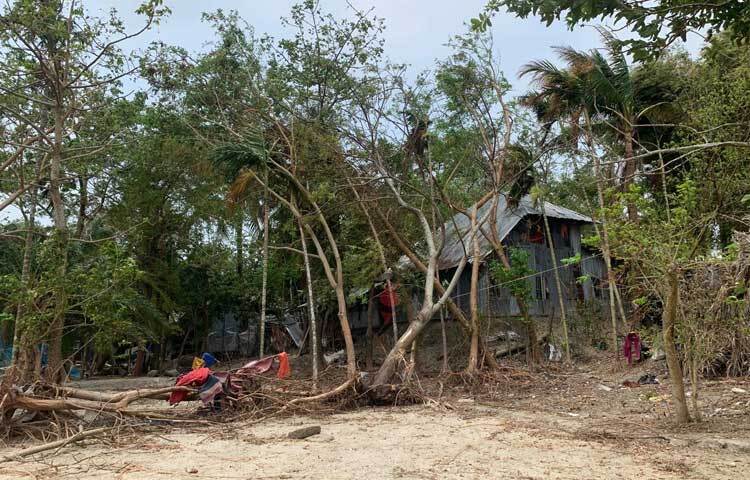 বরগুনার পাথরঘাটা সংলগ্ন বলেশ্বর নদীতে রিমাল চাপে পদ্মার অংশের বেড়িবাঁধ ভেঙে প্রায় আটটি গ্রাম প্লাবিত হয়েছে। ছবি: আরিফুর রহমান