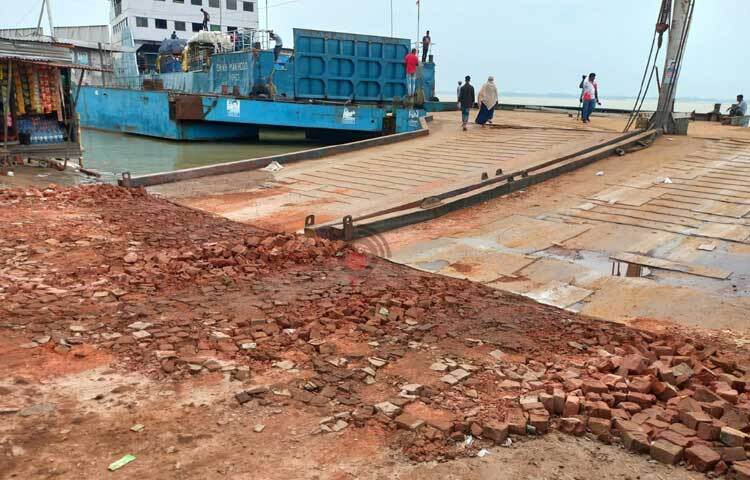 এদিকে ঈদযাত্রা নির্বিঘ্ন করতে ঈদের আগে ও পরে নদীতে বন্ধ থাকবে বালুবাহী বাল্কহেড চলাচল। জরুরি পচনশীল পণ্যবাহী ট্রাক ব্যতীত সকল ধরনের পণ্যবাহী ট্রাক পারাপারও এ সময় বন্ধ থাকবে। ছবি: রুবেলুর রহমান