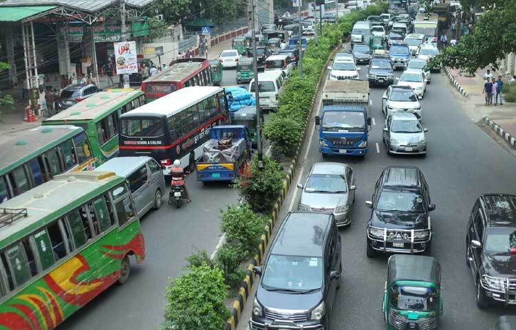 আগামী ১৫ জুন থেকে শুরু হবে ঈদের ছুটি। আর তাই ছুটি শুরুর আগেই নিজ নিজ কাজ সেরে নিচ্ছেন নগরবাসী। ছবি: মাহবুব আলম