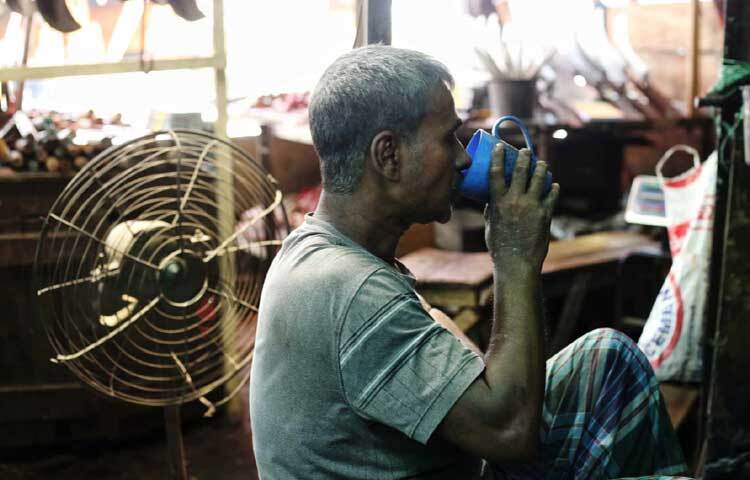 ঈদের সময় যতই ঘনিয়ে আসছে, ততই বাড়ছে তাদের ব্যস্ততা। ছবি: মাহবুব আলম