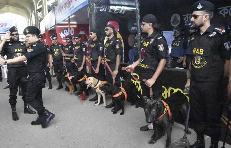 যাত্রীদের সুরক্ষার জন্য সতর্ক অবস্থানে আইন-শৃঙ্খলাবাহিনী। ছবি: বিপ্লব দীক্ষিত
