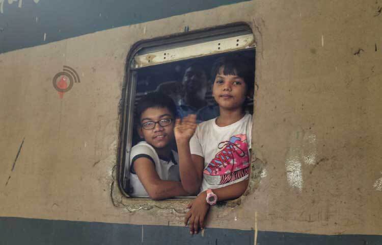 ট্রেন ছাড়ার অপেক্ষায় দুরন্ত শিশুরা। ছবি: মাহবুব আলম