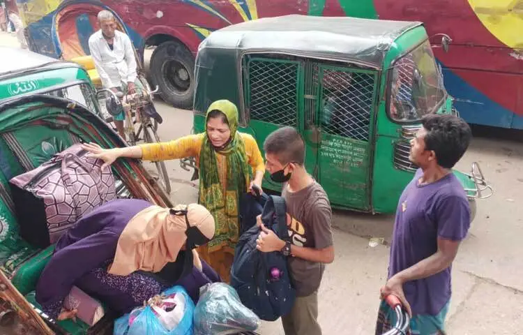 বাস ধরতে যেন কোনোভাবেই দেরি না হয়, সেজন্য আগেভাগেই টার্মিনাল ও কাউন্টারে যাচ্ছেন তারা। ছবি: আসাদুজ্জামান মিরাজ