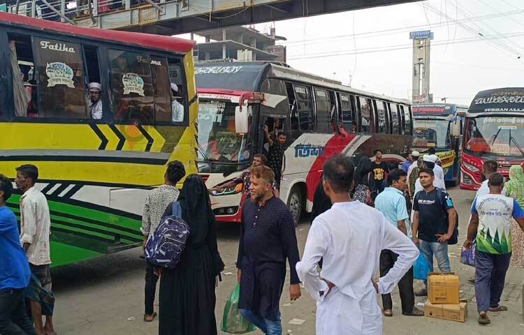 বাসের জন্য অপেক্ষা করছেন যাত্রীরা। ছবি: রাশেদুল ইসলাম রাজু