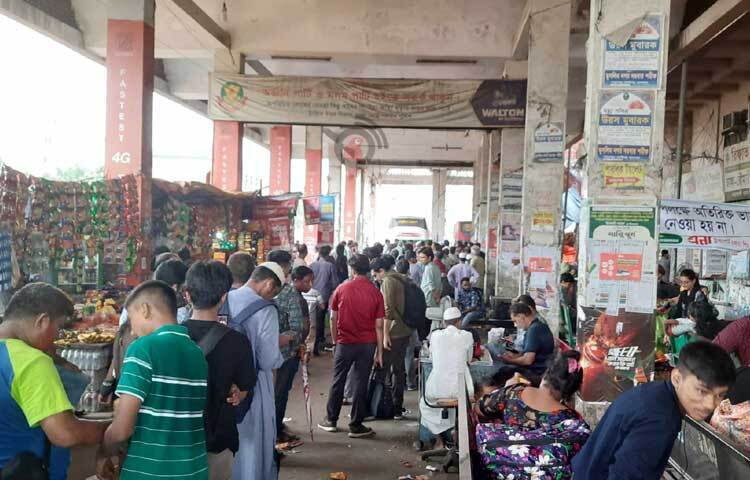 টার্মিনালে যাত্রীর ভিড় থাকলেও অধিকাংশ বাসের কাউন্টারে নেই টিকিট। কিছু কিছু পরিবহনের টিকিট থাকলেও সংকট বাসের। ছবি: তৌহিদুজ্জামান তন্ময়