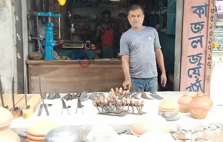 কামারপল্লি থেকে প্রয়োজনমতো দা-বটি কিনে নিচ্ছেন ক্রেতারা। ছবি: মো. জামাল হোসেন