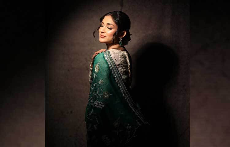 মেহজাবীনের পুরো লুকে যে স্নিগ্ধ আমেজ থাকে, তাতেই মজেছেন তার ভক্তকুল। ছবি: মেহজাবীনের ফেসবুক থেকে