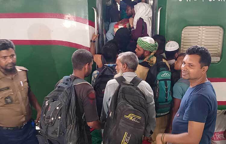 ৫ মিনিটের মধ্যে যাত্রীতে ভর্তি হয়ে গেছে পুরো ট্রেন। ছবি: নাহিদ সাব্বির