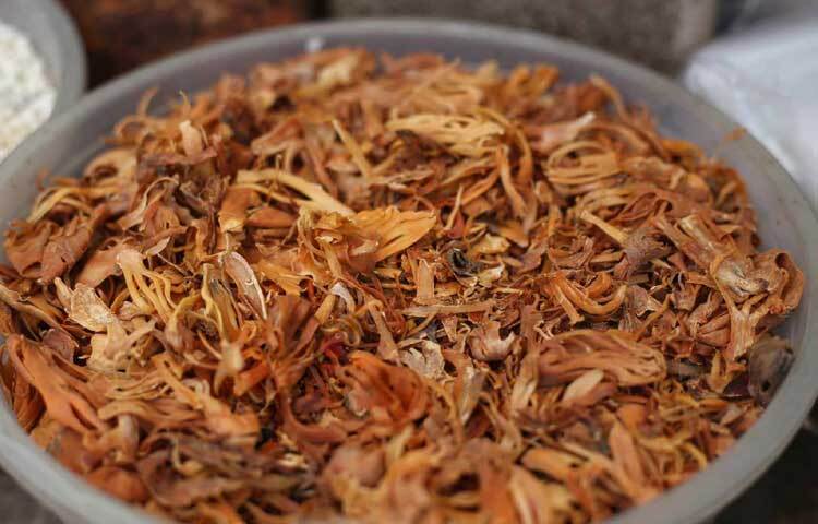 ক্রেতাদের অভিযোগ, কোরবানির ঠিক আগমুহূর্তে বাজারে লাফিয়ে লাফিয়ে বাড়ছে পেঁয়াজ, আদা ও রসুনের দাম। ঈদের আগে সিন্ডিকেট করে বাজারকে অস্থির করার পাঁয়তারা চলছে। তবে বিক্রেতারা বলছেন, সরবরাহ কম হওয়ায় দাম বাড়ছে। ছবি: মাহবুব আলম