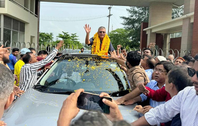দীর্ঘদিন কারা ভোগের পর জামিনে মুক্তি পেয়েছেন যুবদলের সাবেক সভাপতি সাইফুল আলম নীরব। আজ বিকেল ৩টার দিকে কেরানীগঞ্জ কারাগার থেকে মুক্তি পান তিনি। ছবি: সংগৃহীত