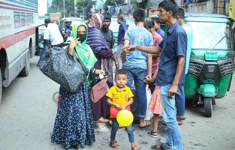 গাড়ির জন্য অপেক্ষা করছেন যাত্রীরা। ছবি: মাহবুব আলম