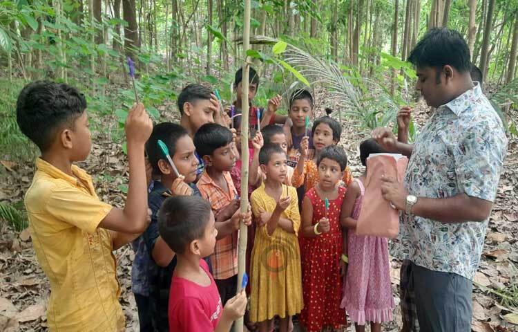 প্রকৃতির সঙ্গে শিশুদের বন্ধুত্ব করাতেই মাহবুবুল ইসলাম পলাশের এই আপ্রাণ চেষ্টা। ছবি: জাগো নিউজ