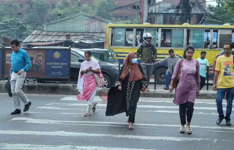 ঢাকার ভেতরে লোকাল বাস সার্ভিসেও বেড়েছে যাত্রীদের চাপ। ছবি: মাহবুব আলম