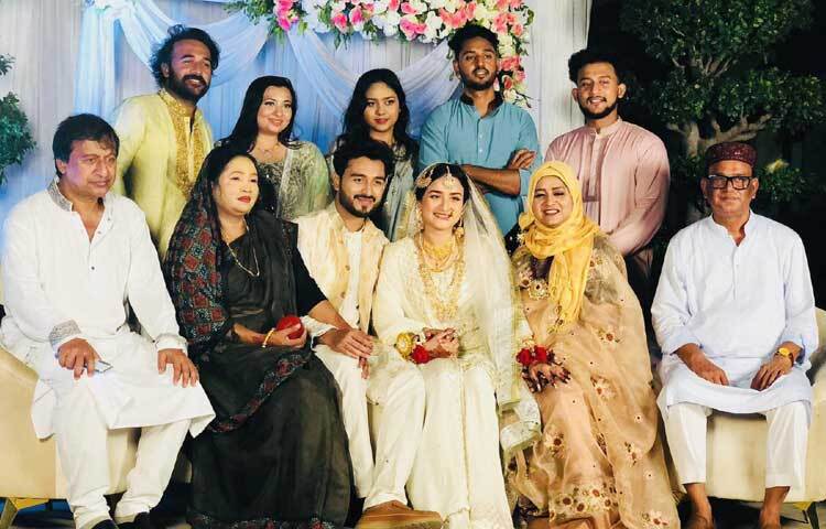 দুই পরিবারের সদস্যদের সঙ্গে নাদিয়া ও তার বর সালমান আরাফাত। ছবি: নাদিয়ার ফেসবুক থেকে