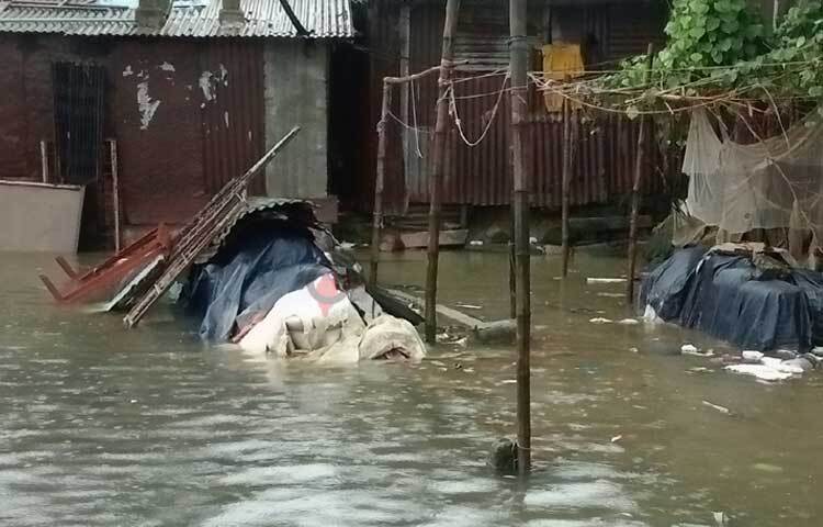 পানি উন্নয়ন বোর্ডের তথ্যমতে, সুনামগঞ্জে যে বন্যা পরিস্থিতি দেখা দিয়েছিল সেটা এরইমধ্যে স্বাভাবিক হয়েছে। সুরমা নদীর পানি এখন বিপৎসীমার ৩৯ সেন্টিমিটার নিচ দিয়ে প্রবাহিত হচ্ছে। ছবি: লিপসন আহমেদ