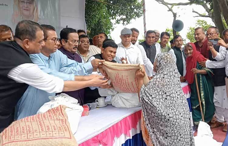 তাহিরপুর উপজেলা পরিষদ প্রাঙ্গণে বন্যায় ক্ষতিগ্রস্ত পাঁচ শতাধিক মানুষের মাঝে খাদ্যসহায়তা বিতরণ করেন পাটমন্ত্রী জাহাঙ্গীর কবির নানক। ছবি: লিপসন আহমেদ