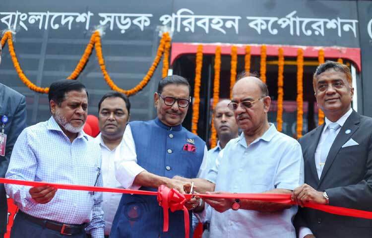 লাল ফিতা কেটে বিমানবন্দরে বিআরটিসি শাটল বাস সার্ভিসের উদ্ভোধন করেছেন ওবায়দুল কাদের। ছবি: মাহবুব আলম