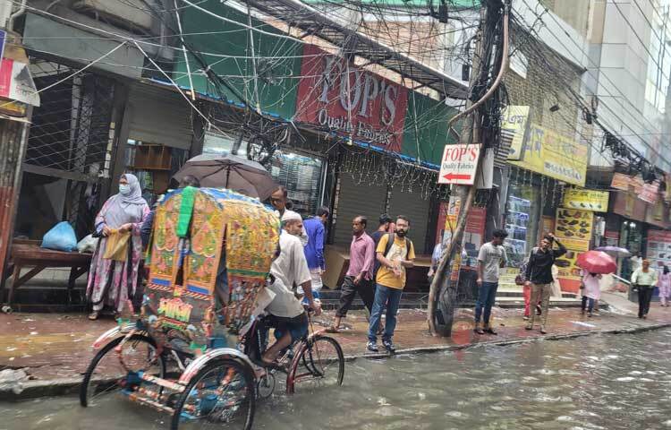 কর্মস্থলে যেতে চরম ভোগান্তিতে পড়েছেন নগরবাসী। ছবি: রায়হান আহমেদ