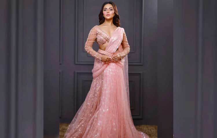 গোলাপি লেহেঙ্গায় বেশ মানিয়েছে অভিনেত্রীকে। ছবি: নুসরাত ফারিয়ার ফেসবুক থেকে