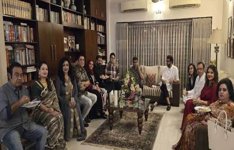 খাওয়া-দাওয়ার সঙ্গে চলছে জমজমাট আড্ডা। ছবি: ফেসবুক থেকে