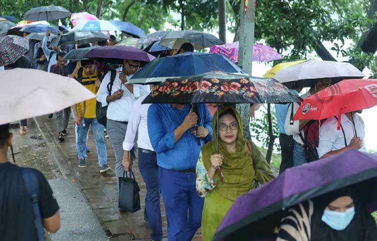 স্বস্তির বৃষ্টিতে ভোগান্তিতে পড়েছেন কাজে বের হওয়া এবং অফিসগামী মানুষ। ছবি: মাহবুব আলম