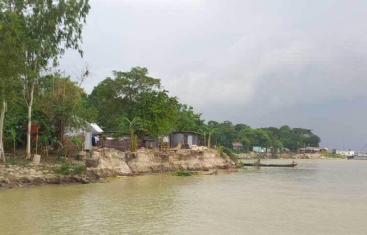 গত এক সপ্তাহের ভাঙনে ৭ নম্বর ঘাট এলাকায় প্রায় ২০০ মিটার এলাকা নদীগর্ভে বিলীন হয়েছে। ছবি: রুবেলুর রহমান