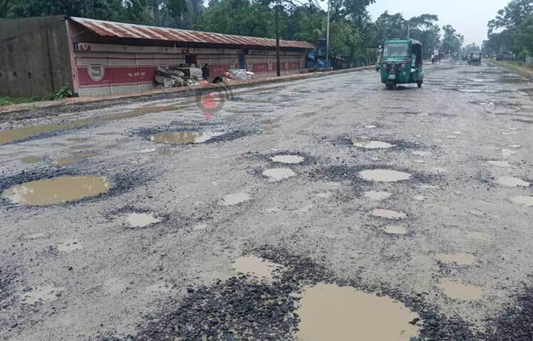 রাস্তাঘাটের বেহাল দশা। ছবি: এম মাঈন উদ্দিন