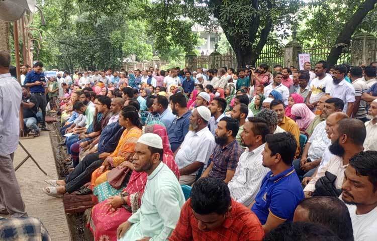 এরপর সেখানে এক ঘণ্টা ধরে বিক্ষোভ প্রদর্শন করেন সংগঠনটির নেতাকর্মীরা। এরপর বেলা ১১টায় তারা একটি বিক্ষোভ মিছিল নিয়ে ক্যাম্পাসের বিভিন্ন সড়ক প্রদক্ষিণ করেন। ছবি: হাসান আলী