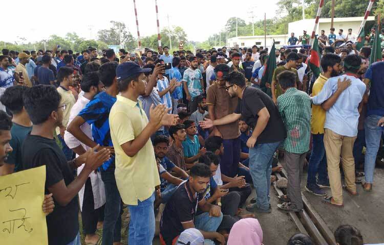 রেলপথ অবরোধ করে বিক্ষোভ করছেন রাজশাহী বিশ্ববিদ্যালয়ের শিক্ষার্থীরা। ছবি: মনির হোসেন মাহিন