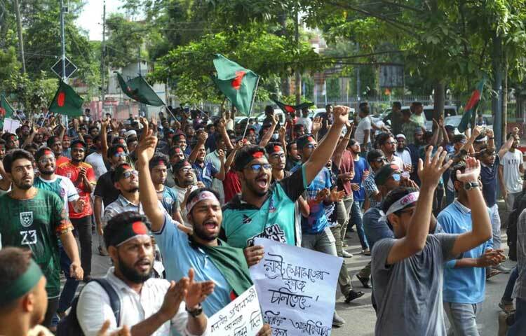 আন্দোলনে স্থবির হয়ে পড়েছে শাহবাগসহ আশপাশের সব সড়ক। বন্ধ হয়ে গেছে যান চলাচল। ছবি: মাহবুব আলম