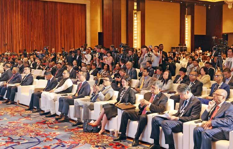 চীনের বেইজিংয়ের সাংগ্রি-লা সার্কেলে চীনের ওয়ার্ল্ড সামিট উইং-এ বাংলাদেশ ও চীনের মধ্যে বাণিজ্য, ব্যবসা-বিনিয়োগের সুযোগ-সুবিধা বিষয়ক শীর্ষ সম্মেলনের স্থির চিত্র। ছবি: ইয়াসিন কবির জয়